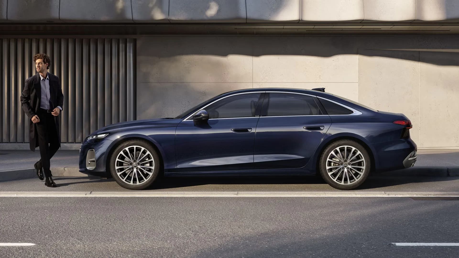 Lacivert Audi A6 Sedan, yanında bekleyen sürücüsüyle