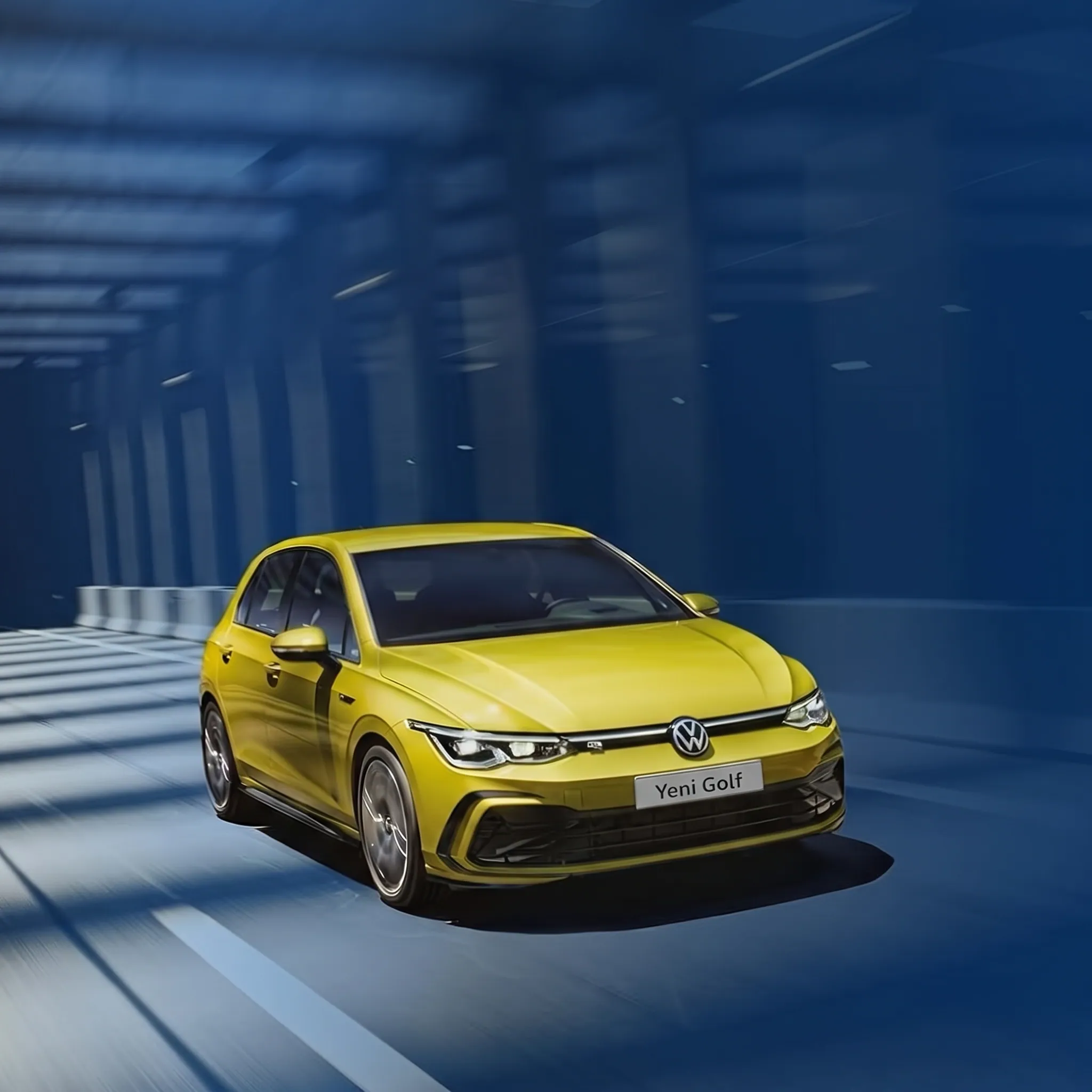 Sarı Volkswagen Golf, mavi ışıklı showroomda